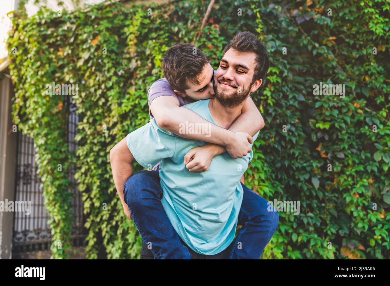 Two gay men back hi-res stock photography and images - Alamy