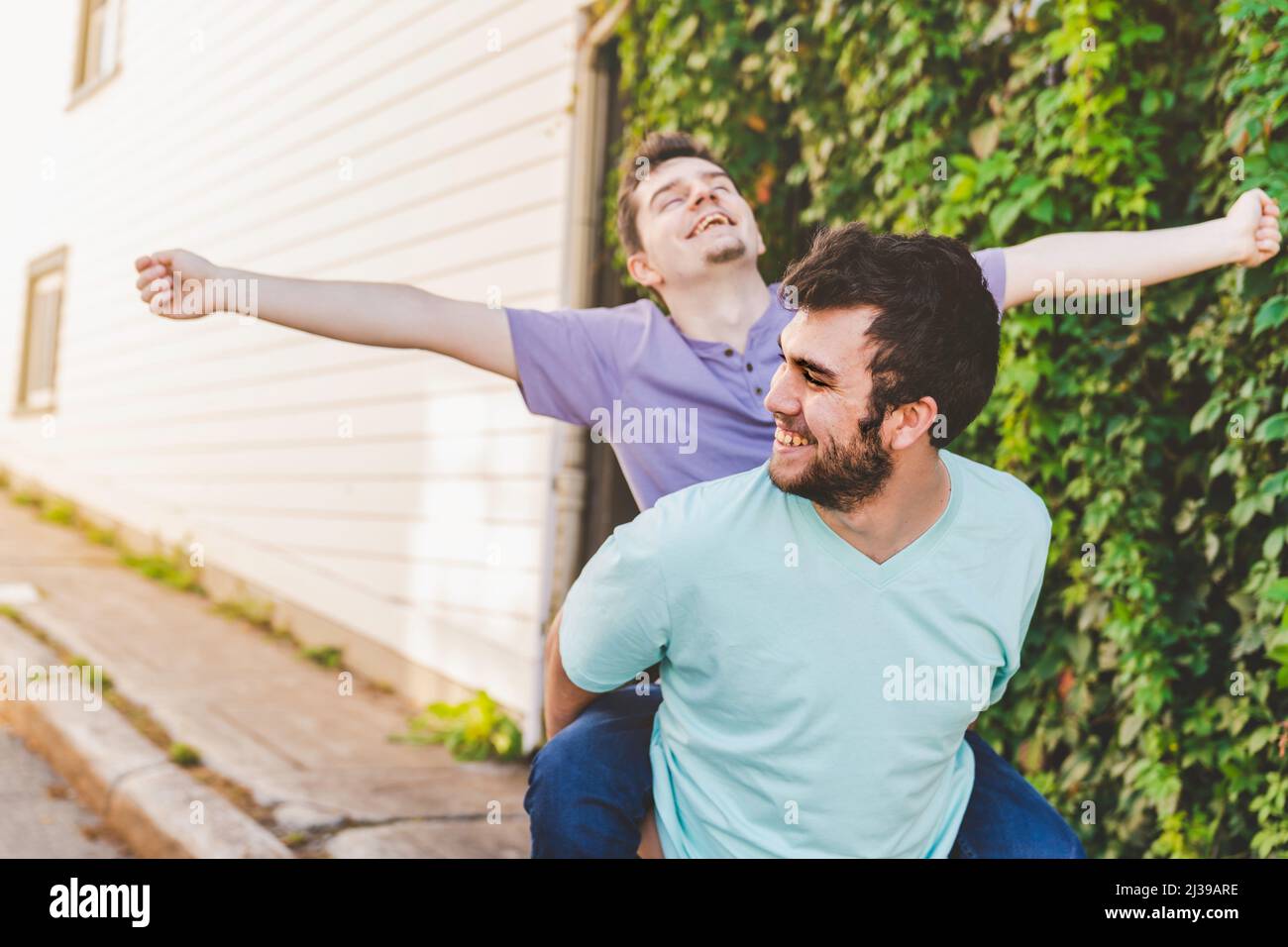 Two gay men back hi-res stock photography and images - Alamy