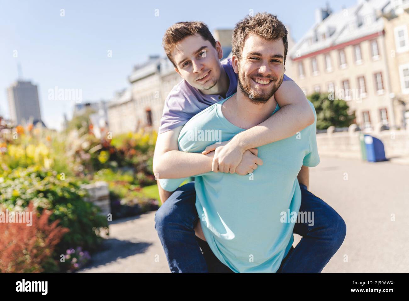 Two gay men back hi-res stock photography and images - Alamy