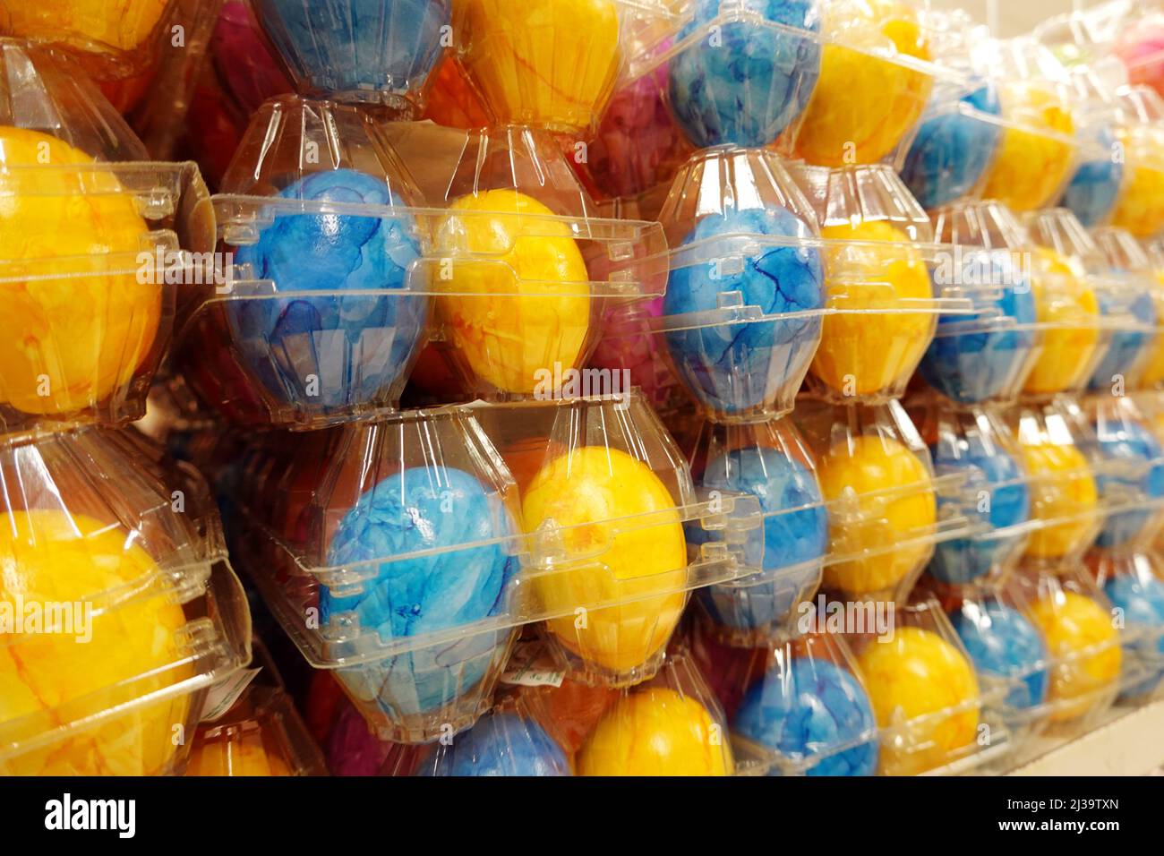 bunte Eier im Spermarkt kurz vor Ostern Stock Photo