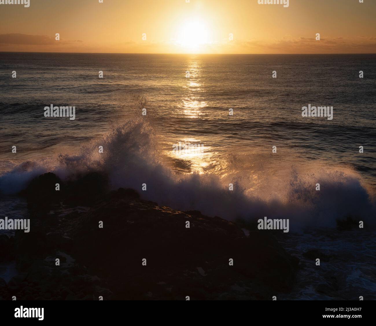 Hawaii sunrise waves hi-res stock photography and images - Alamy