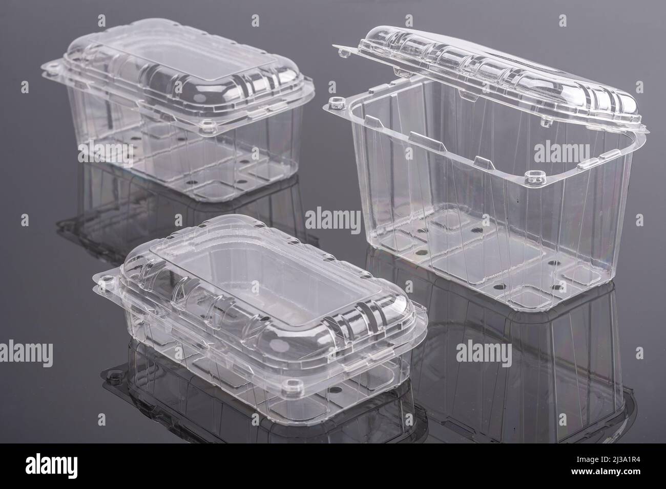 Cartoon & Plastic brown boxes &Transperant plates for food & Salad of  different sizes Stock Photo - Alamy