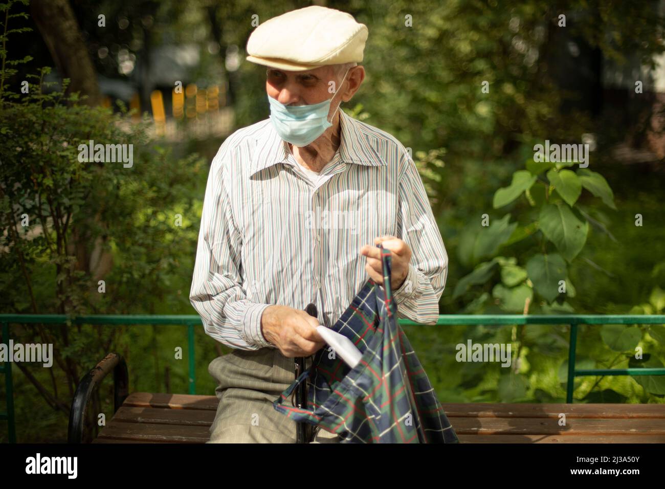 Old man wearing goggles hi-res stock photography and images - Alamy