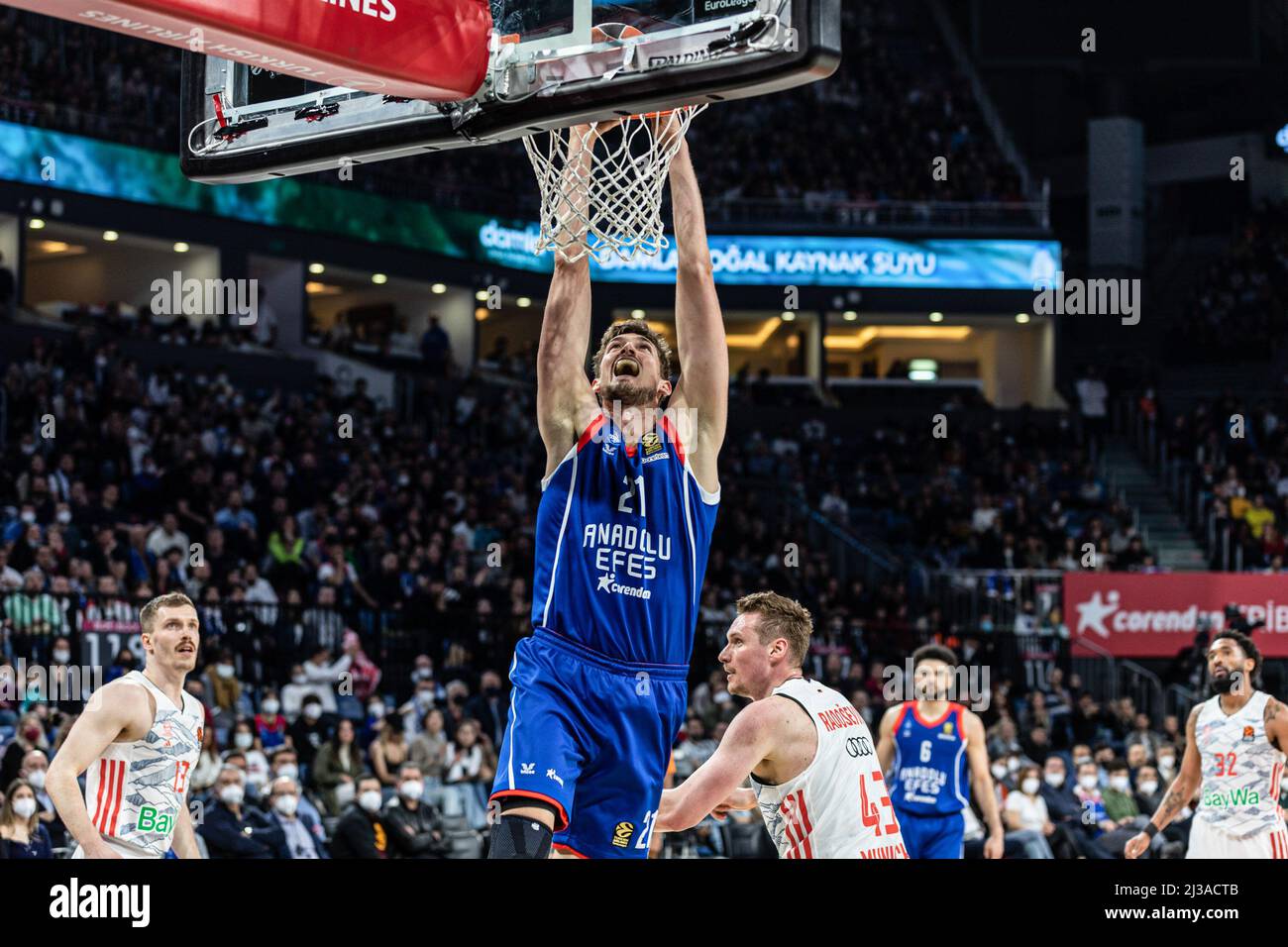 Istanbul Turkey 06 Apr 22 Othello Hunter R Of Fc Bayern Munich And Shane Larkin L Of Anadolu Efes Istanbul Seen In Action During Round 19 Of The 21 22 Turkish Airlines