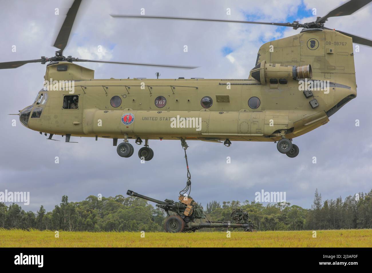 Hawaii Army National Guard Soldiers assigned to Company B, 2nd Battalion, 211th Aviation Regiment, 103rd Troop Command, conduct sling load operation training with Company B, 1st Battalion, 487th Artillery Regiment, 29th Infantry Brigade Combat Team at Schofield Barracks, Hawaii, April 2, 2022. Soldiers routinely trained to simulate tactical insertion and extraction of field artillery assets. (U.S. Army National Guard photo by Sgt. Lianne M. Hirano) Stock Photo