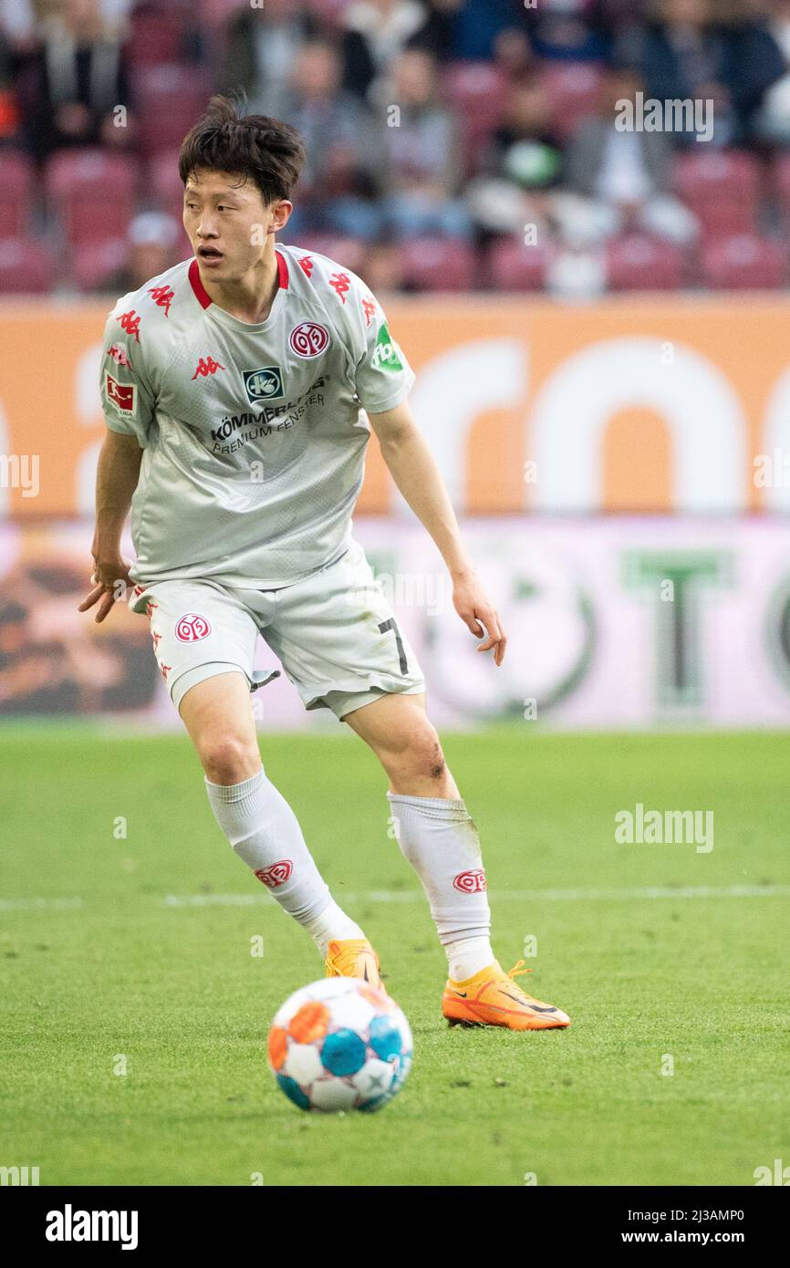 Augsburg, Germany. 06th Apr, 2022. Soccer: Bundesliga, FC Augsburg - FSV Mainz 05, Matchday 26, WWK Arena. Jae Sung Lee from Mainz plays the ball. Credit: Matthias Balk/dpa - IMPORTANT NOTE: In accordance with the requirements of the DFL Deutsche Fußball Liga and the DFB Deutscher Fußball-Bund, it is prohibited to use or have used photographs taken in the stadium and/or of the match in the form of sequence pictures and/or video-like photo series./dpa/Alamy Live News Stock Photo
