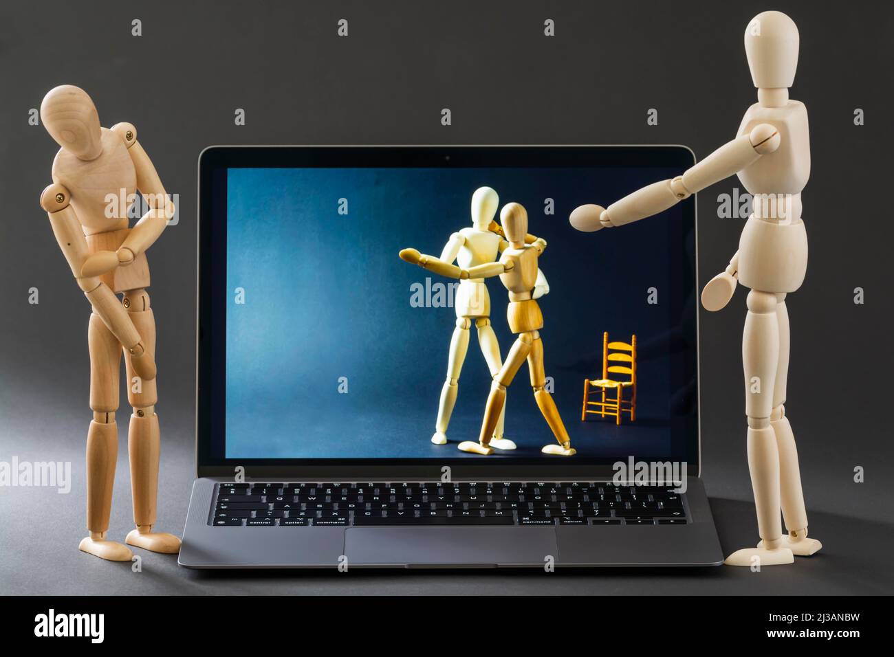 The mannequins are watching the dance on the computer, symbolic image ...