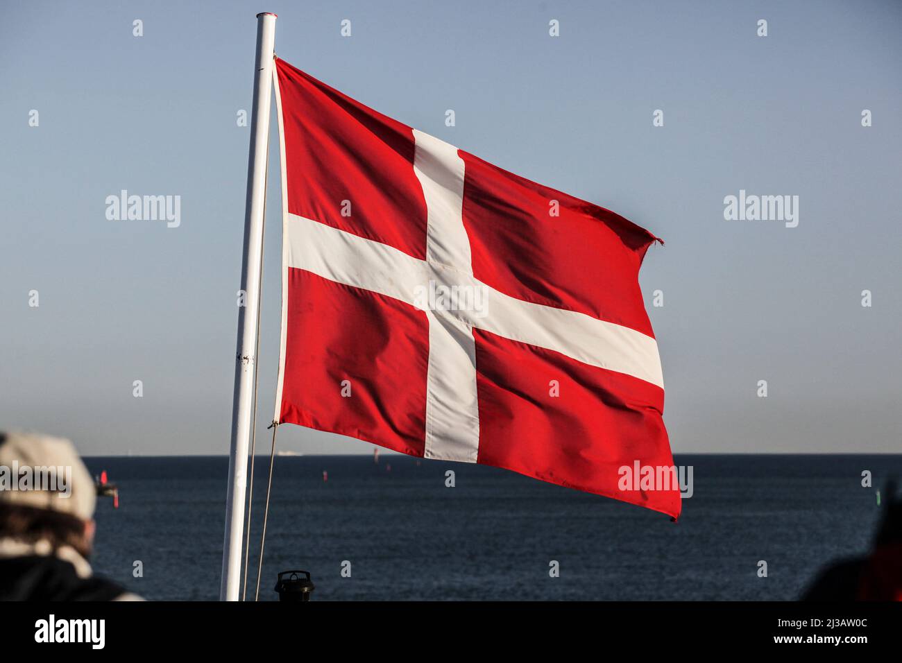 Die Flagge Dänemarks ist die offizielle dänische Nationalflagge. Sie wird Dannebrog oder Danebrog genannt, was in dänischer Sprache Flagge der Dänen b Stock Photo