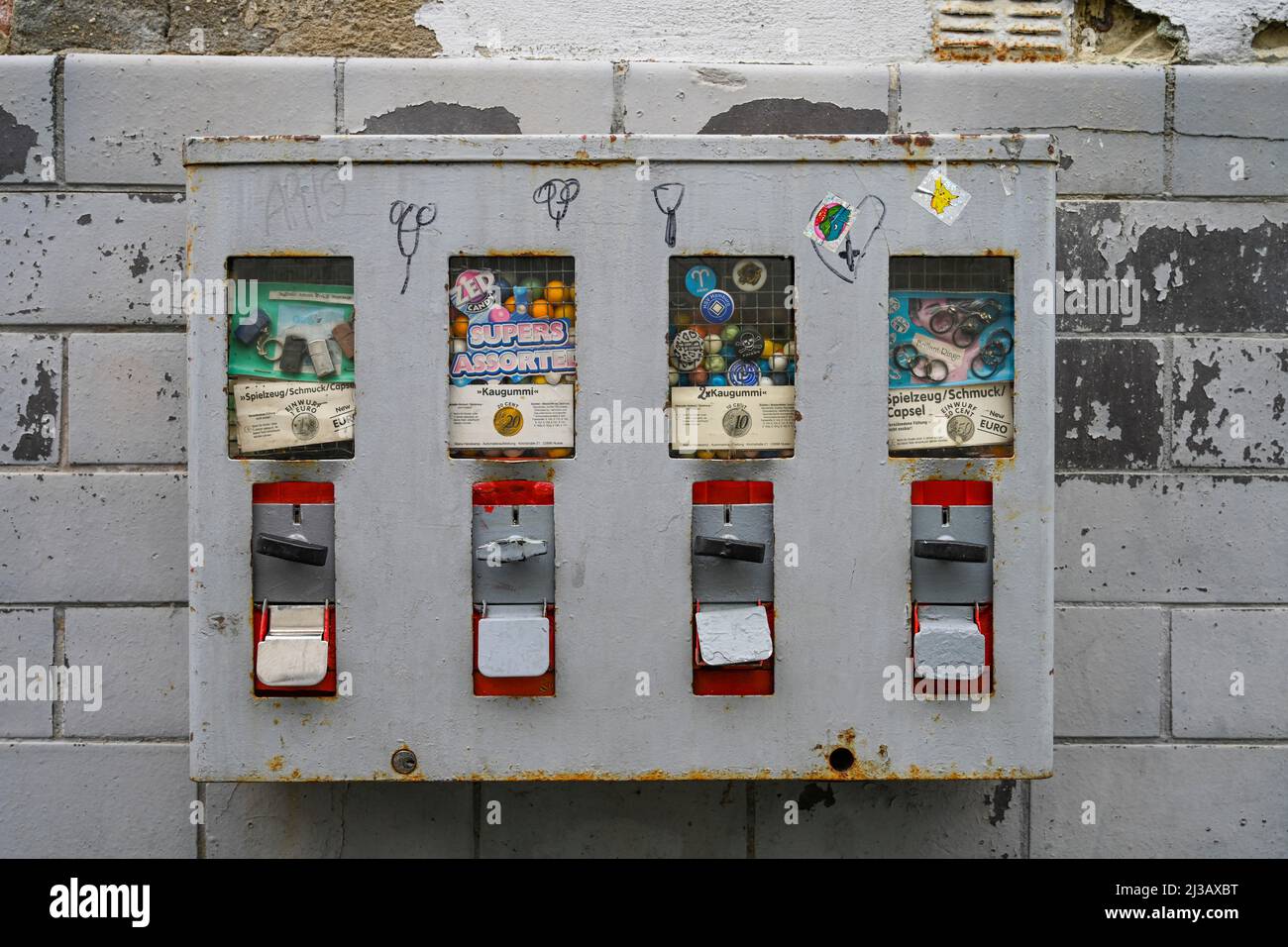 Old chewing gum vending machine Stock Photo Alamy