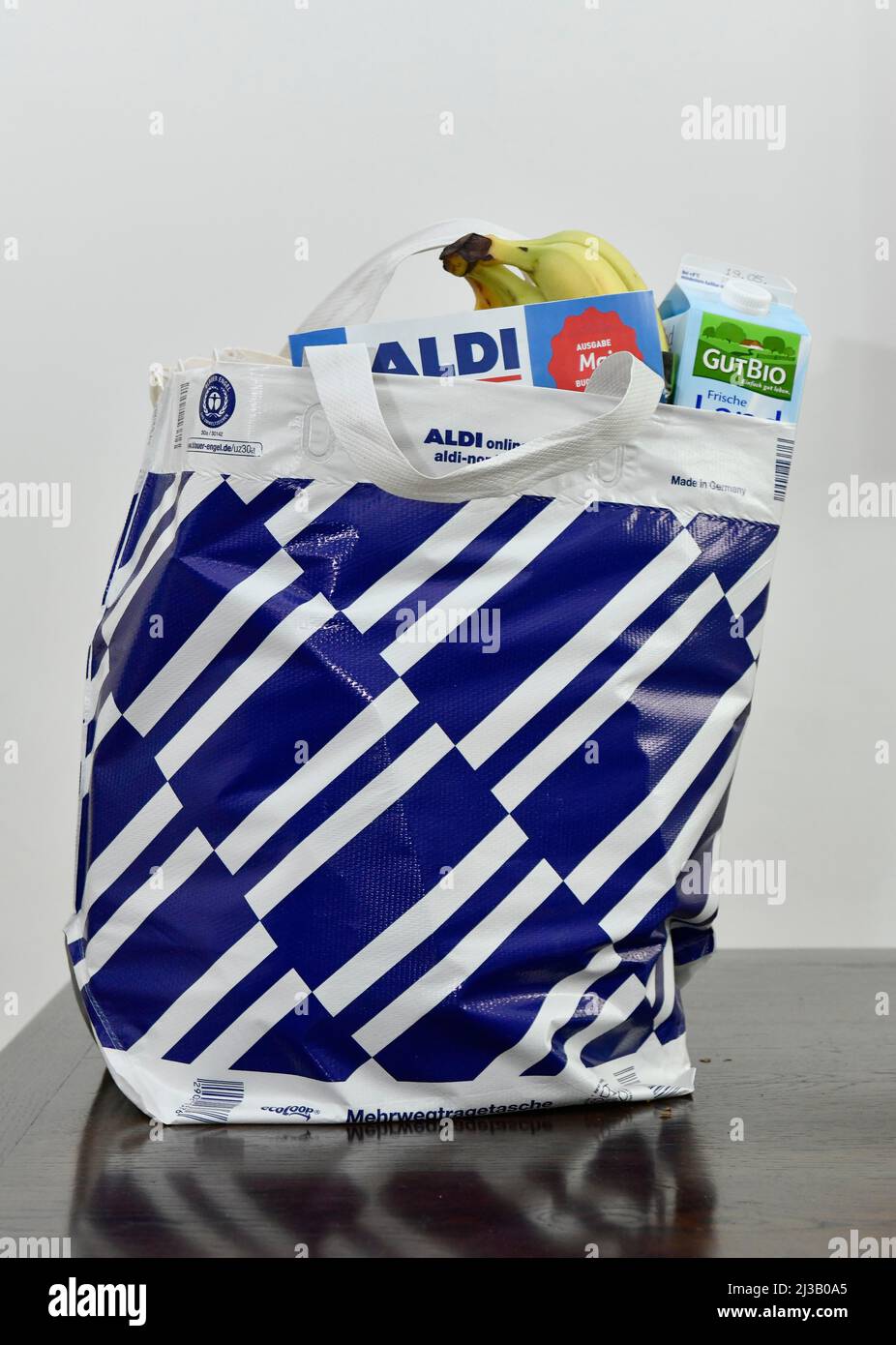 Aldi shopping bag hi res stock photography and images Alamy