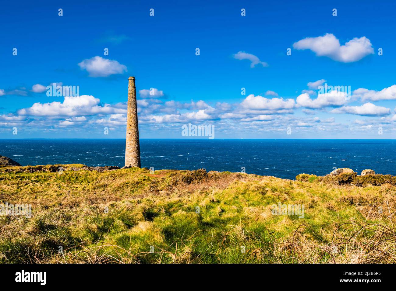 Cliff top chimney at Botallack Mine, Cape Cornwall, near Penzance, Cornwall, UK Stock Photo