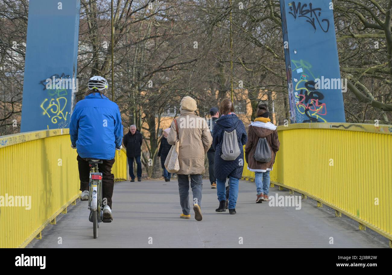 Passanten, Fußgänger, Betonbrücke, Bundesallee, Stadtpark, Wilmersdorf, Charlottenburg-Wilmersdorf, Berlin, Deutschland Stock Photo