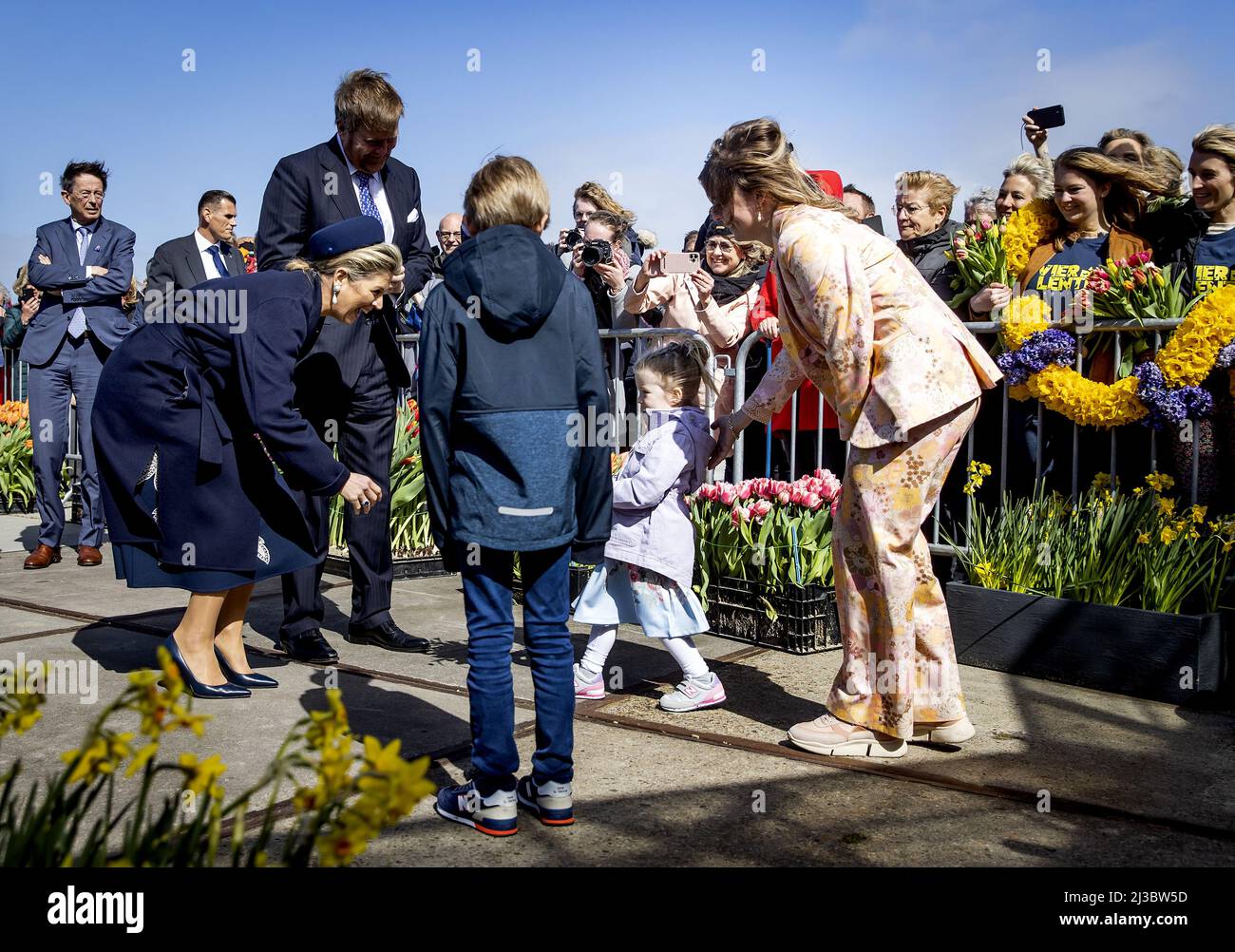 2022-04-07 12:36:23 HILLEGOM - King Willem-Alexander and Queen Maxima visit De Tulip Barn during a regional visit to the Dune and Bulb Region in South Holland. KOEN VAN WEEL netherlands out - belgium out Stock Photo