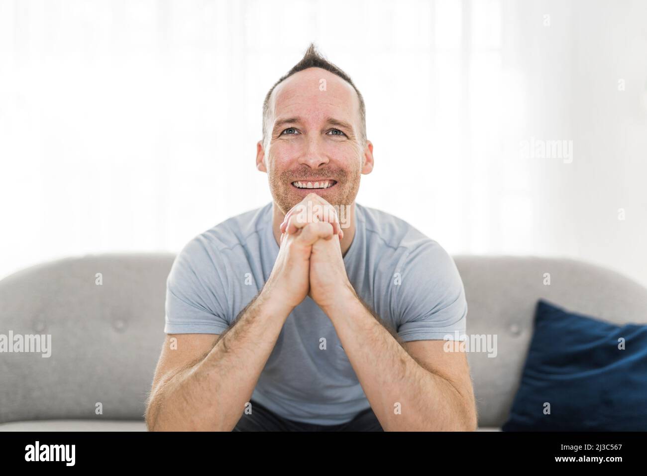 Man sitting indoors wearing blue hi-res stock photography and images ...