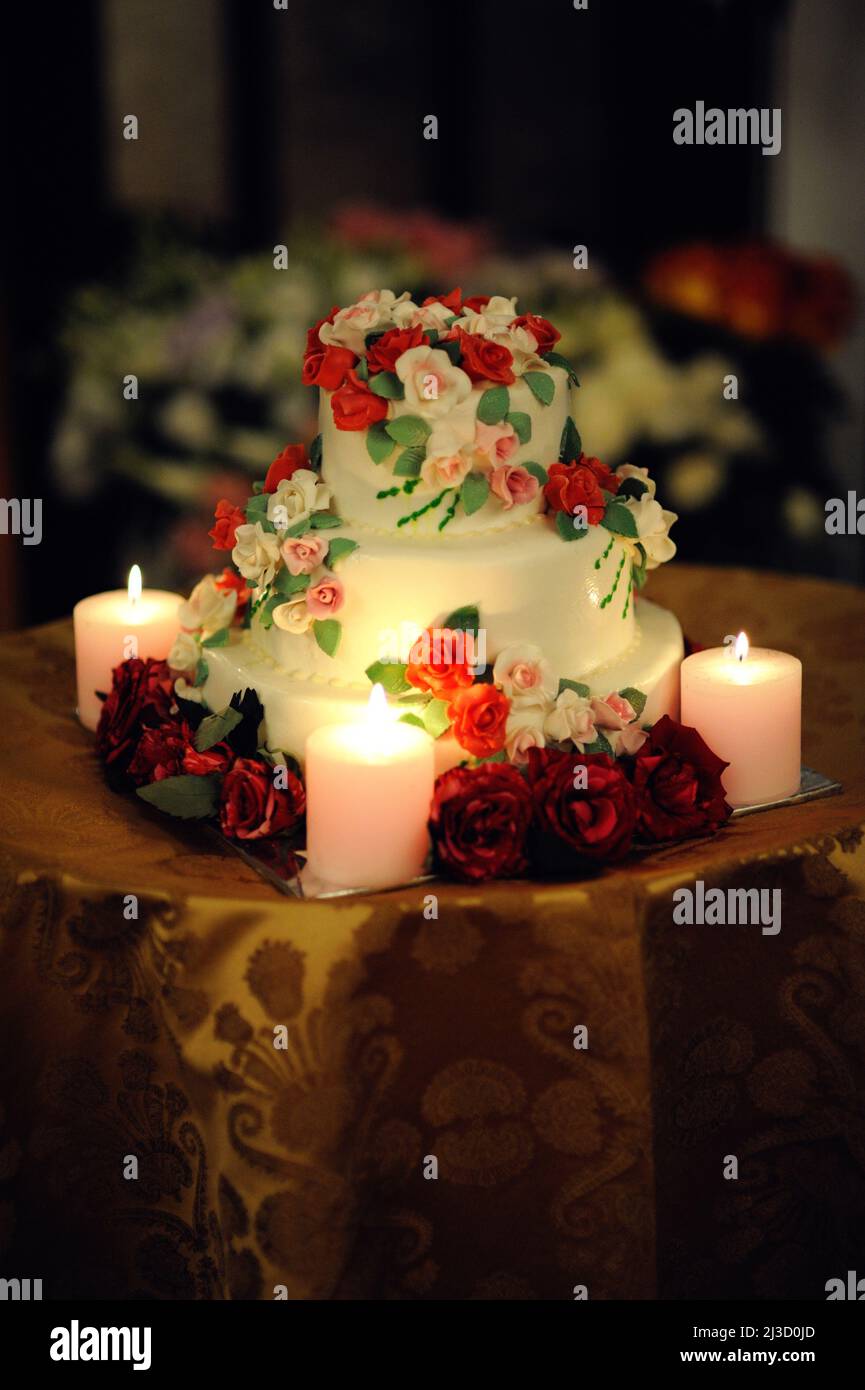 Romantic candles red rose hi-res stock photography and images - Alamy