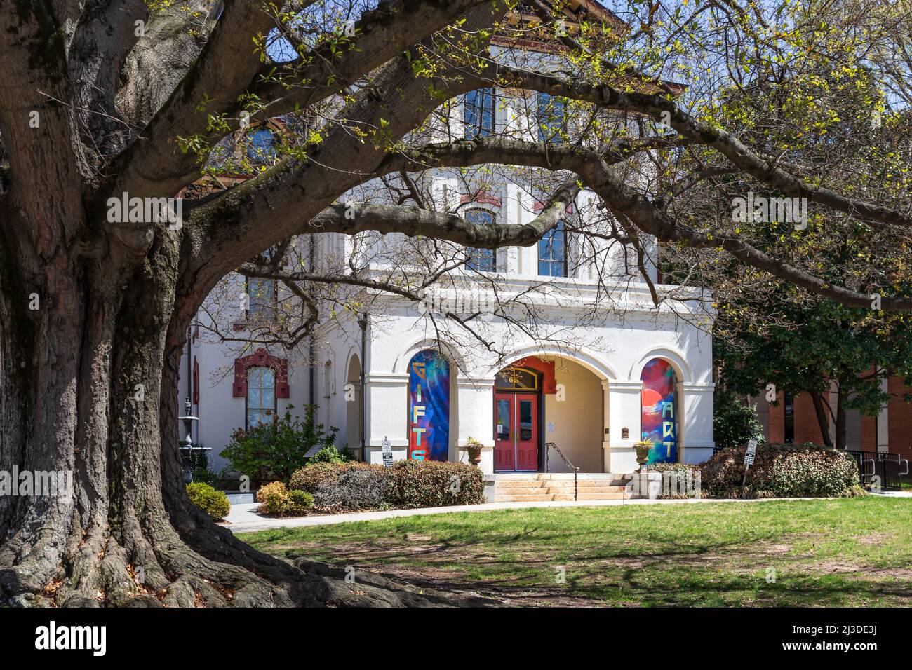 CONCORD, NC, USA-3 APRIL 2022: The Cabarrus Arts Council, theatre and galleries. Buidling entrance framed by ancient oak tree. Stock Photo