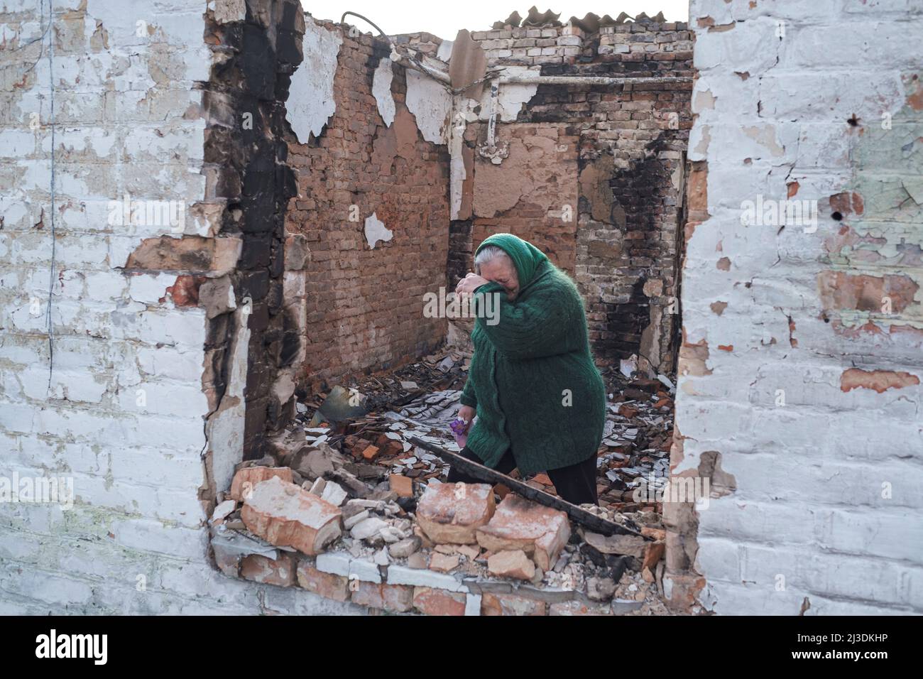 Liubov Khomenko reacts as she walks through her destroyed house, amid Russia's invasion of Ukraine in the village of Andriivka, in the Kyiv region, Ukraine, April 7, 2022. REUTERS/Marko Djurica Stock Photo