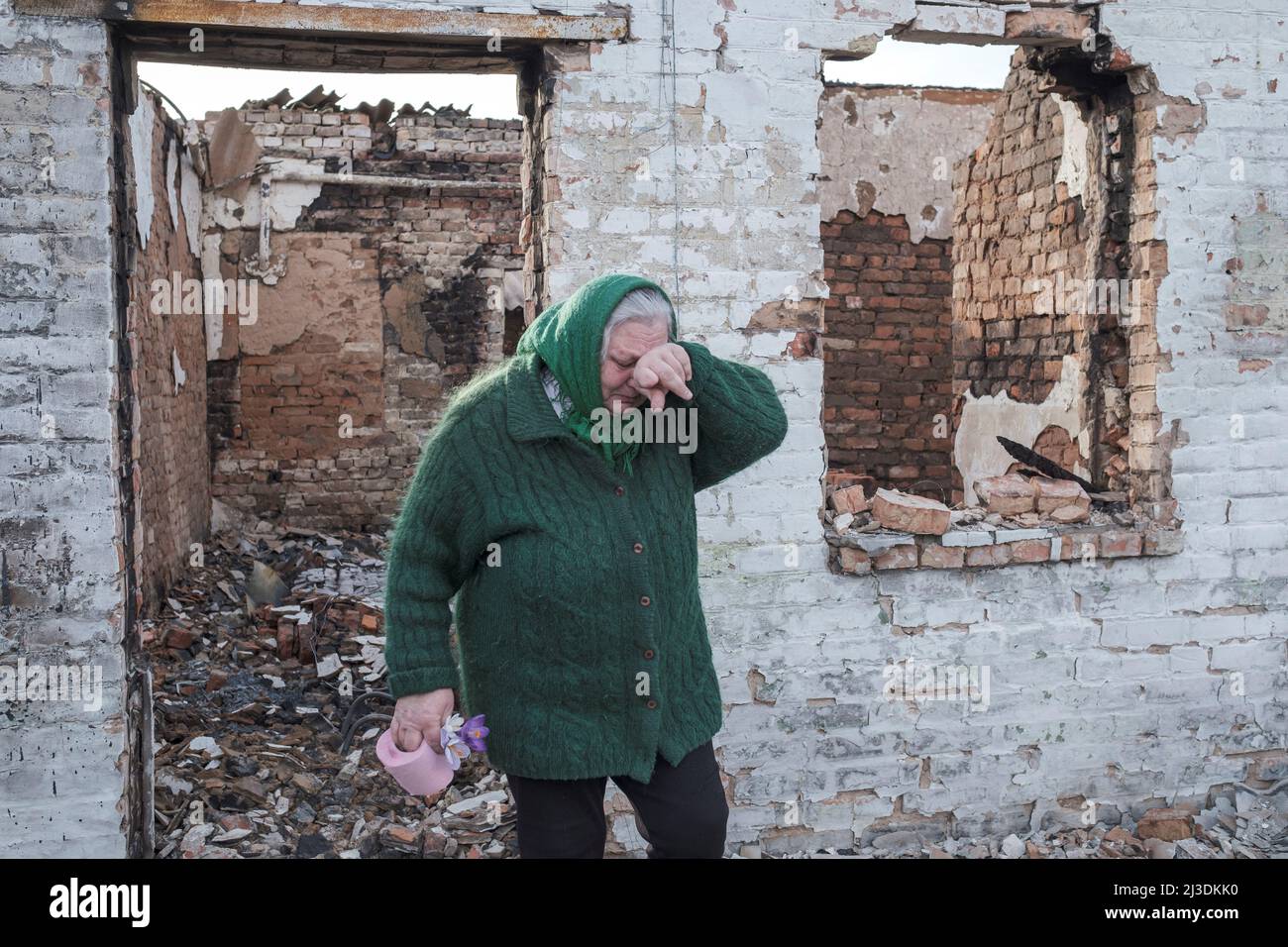Liubov Khomenko reacts as she walks through her destroyed house, amid Russia's invasion of Ukraine in the village of Andriivka, in the Kyiv region, Ukraine, April 7, 2022. REUTERS/Marko Djurica Stock Photo