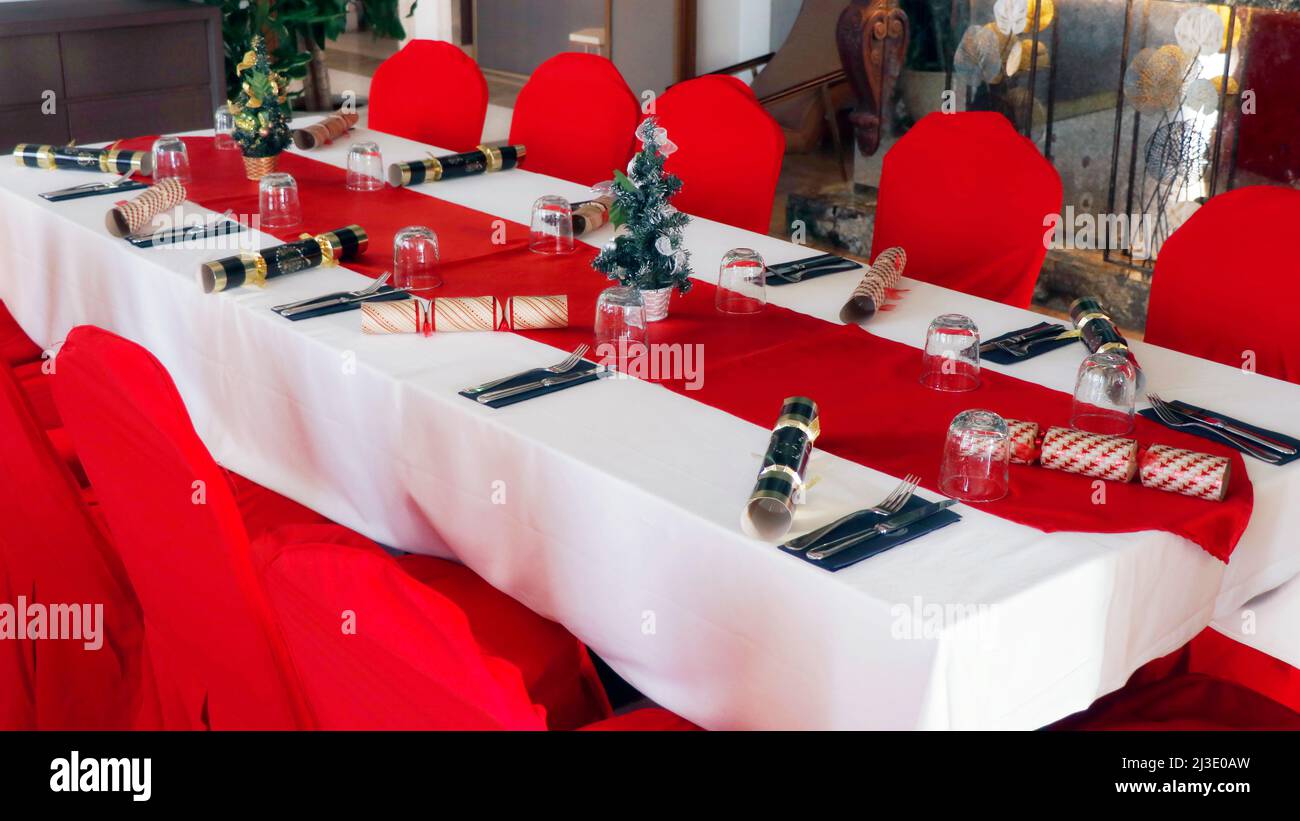 Green table cloths hi-res stock photography and images - Alamy
