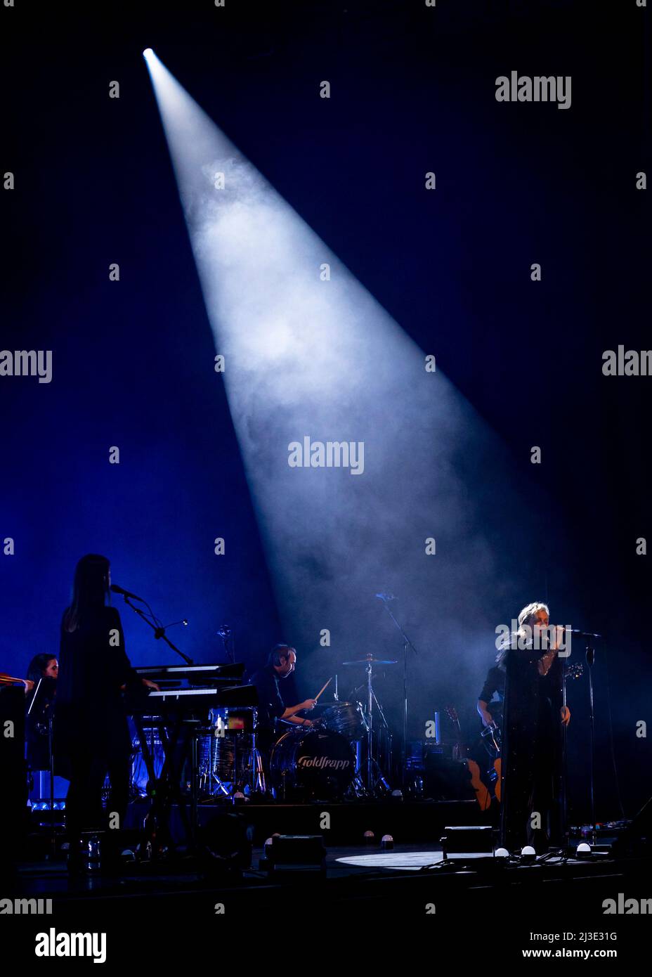 Edinburgh, UK. 07th Apr, 2022. Goldfrapp perform Live at the Edinburgh Usher Hall on Thursday 7th April to celebrate the 20th anniversary of 'Felt Mountain' The duo consists of Alison Goldfrapp (vocals, synthesiser) and Will Gregory (synthesiser). Credit: Alan Rennie/Alamy Live News Stock Photo