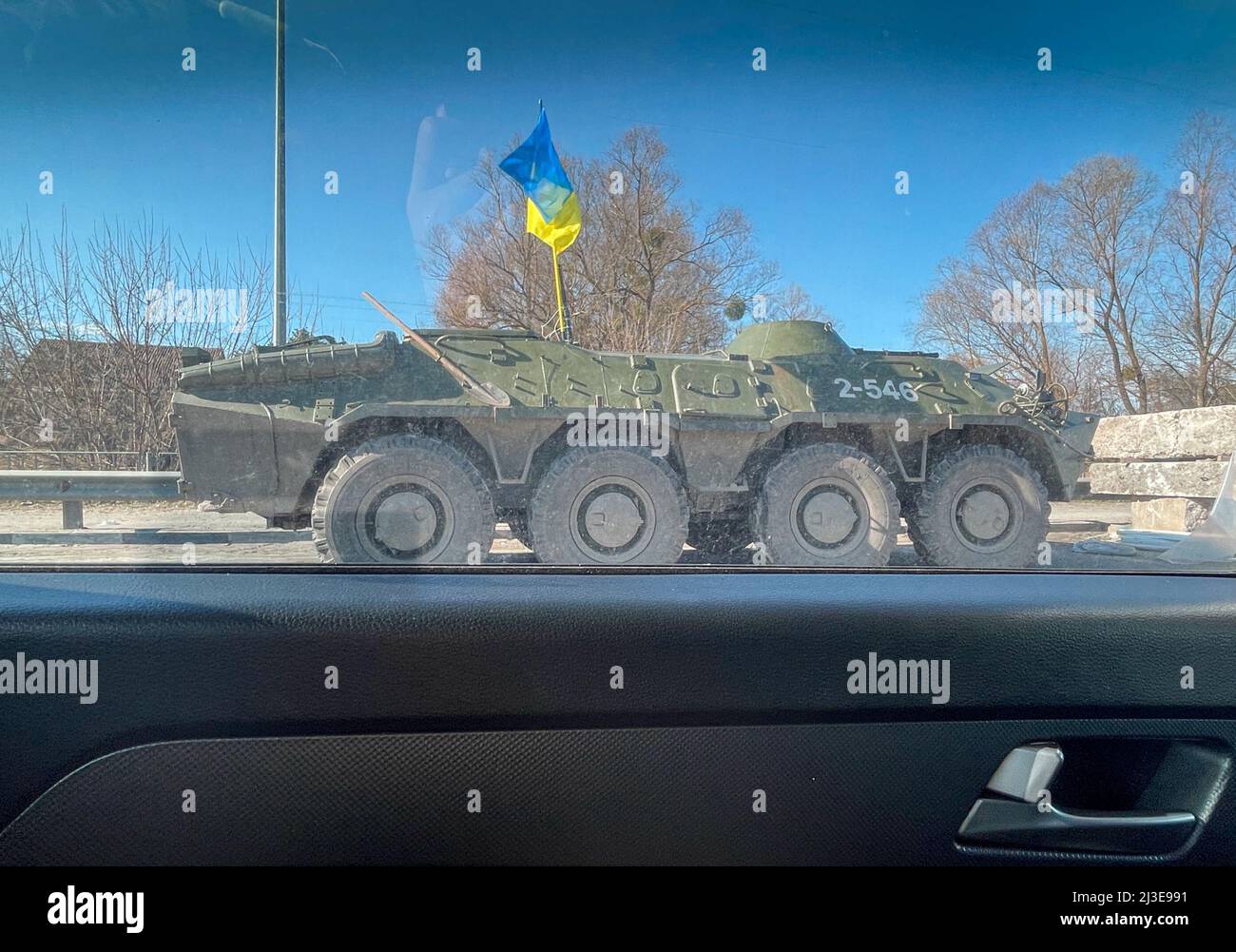Bucha, Kyiv Oblast, Ukraine. 7th Apr, 2022. A Ukrainian armoured vehicle with a Ukraine national flag is seen on a driveway near Bucha of Ukraine, as the international communities such as The United Kingdom and the United Staes are offering arm sales to Ukraine, amid the Russian Invasion. (Credit Image: © Daniel Ceng Shou-Yi/ZUMA Press Wire) Stock Photo