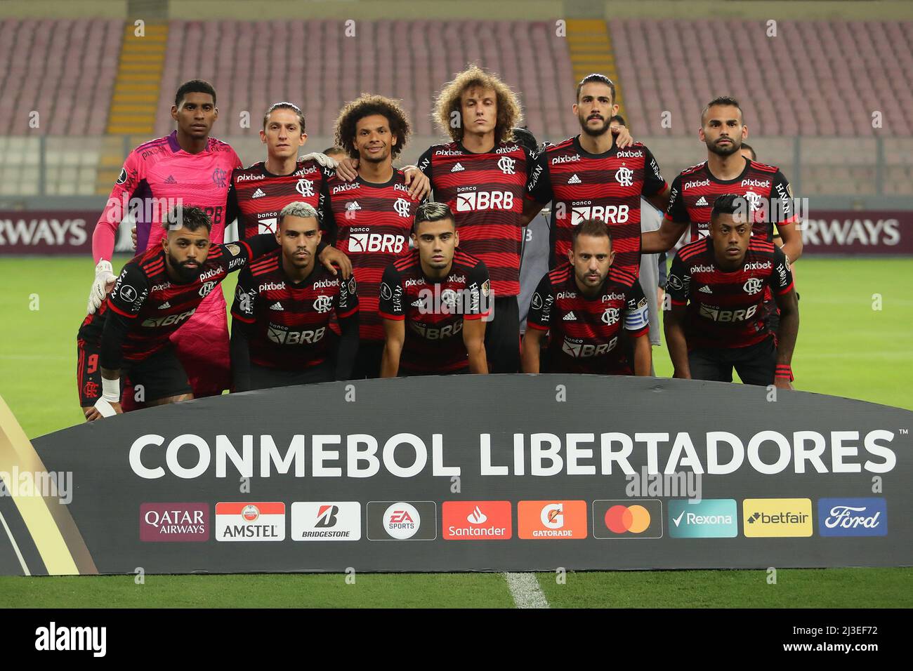 Jogadores do Flamengo, posam para foto oficial momentos antes da ...