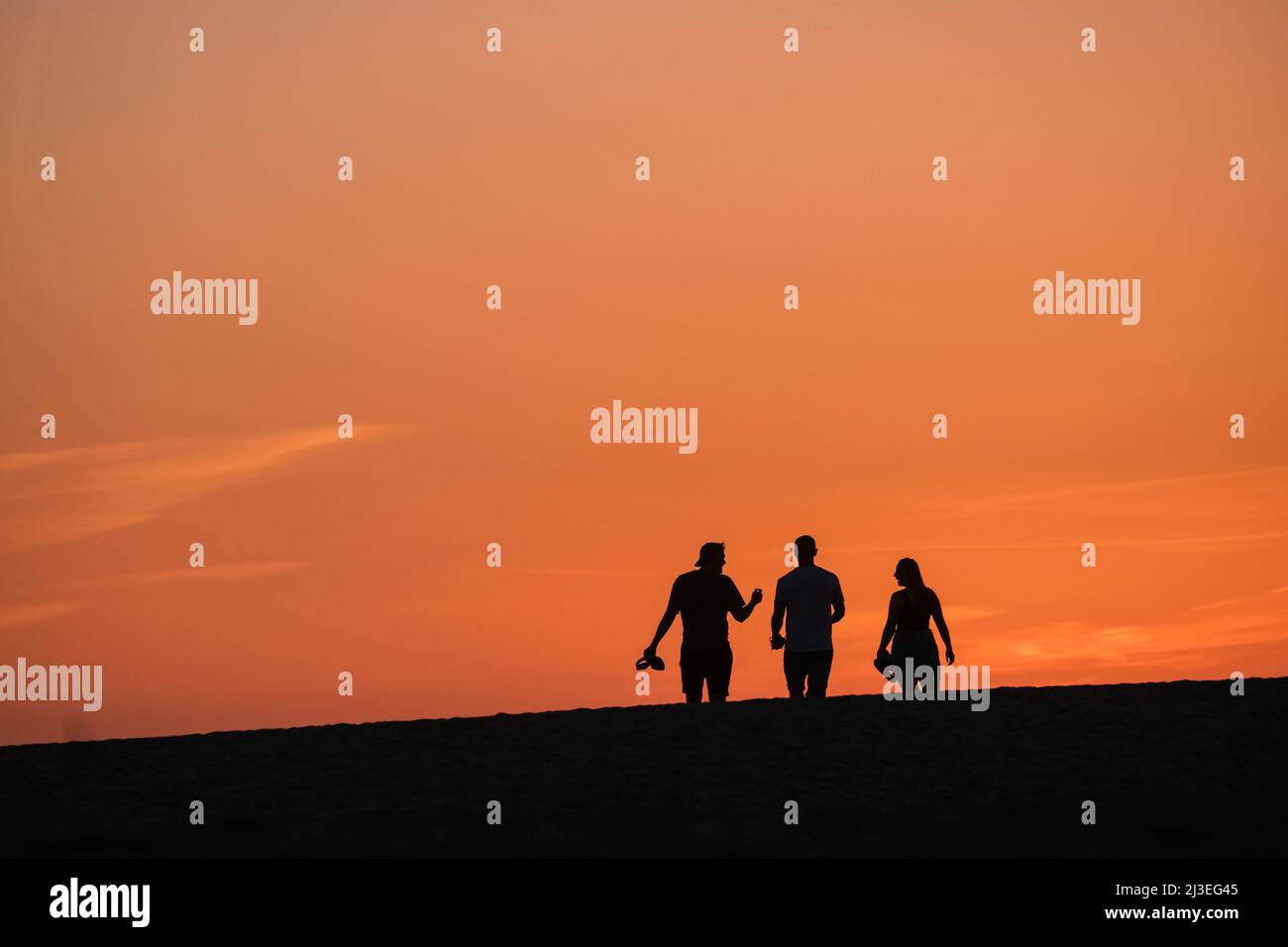 Los Angeles, California, USA. 7th Apr, 2022. Beachgoers walk in the Venice Beach during the sunset on Thursday, April 7, 2022, in Los Angeles. California is baking in a summerlike heat wave as a strong ridge of high pressure continues to build across the West. (Credit Image: © Ringo Chiu/ZUMA Press Wire) Stock Photo