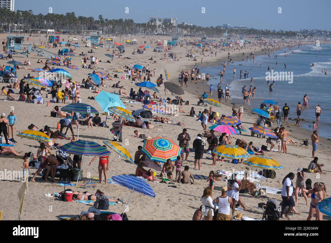 Los Angeles, California, USA. 7th Apr, 2022. Beachgoers crowd in the heat at Santa Monica Beach on Thursday, April 7, 2022, in Santa Monica, Calif. California is baking in a summerlike heat wave as a strong ridge of high pressure continues to build across the West. (Credit Image: © Ringo Chiu/ZUMA Press Wire) Stock Photo