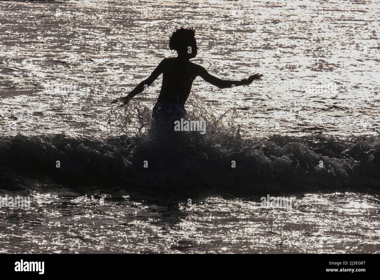 Los Angeles, California, USA. 7th Apr, 2022. A boy plays in the water in the heat at Venice Beach on Thursday, April 7, 2022, in Los Angeles. California is baking in a summerlike heat wave as a strong ridge of high pressure continues to build across the West. (Credit Image: © Ringo Chiu/ZUMA Press Wire) Stock Photo