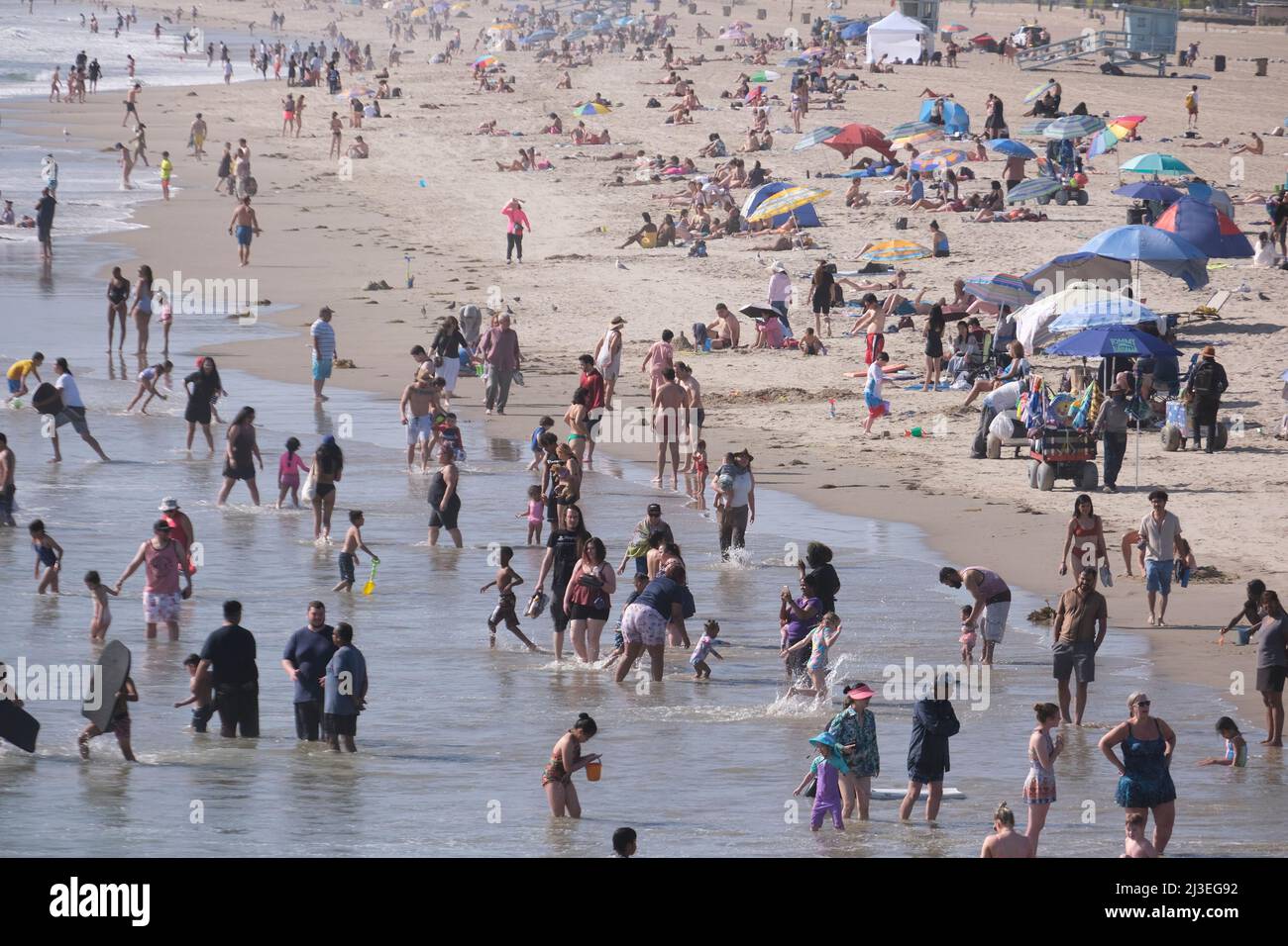Los Angeles, California, USA. 7th Apr, 2022. Beachgoers crowd in the heat at Santa Monica Beach on Thursday, April 7, 2022, in Santa Monica, Calif. California is baking in a summerlike heat wave as a strong ridge of high pressure continues to build across the West. (Credit Image: © Ringo Chiu/ZUMA Press Wire) Stock Photo