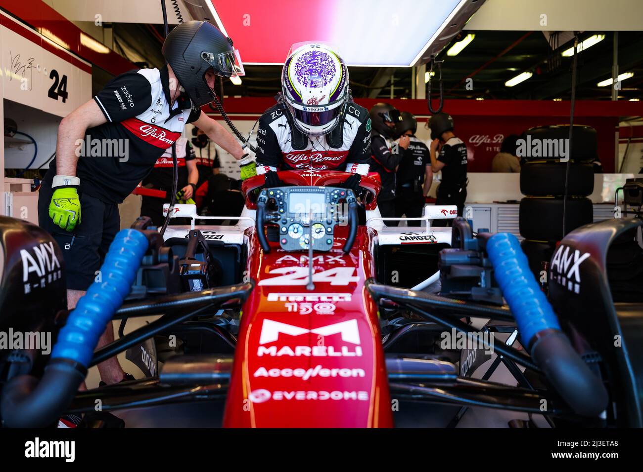 24-zhou-guanyu-chi-alfa-romeo-f1-team-orlen-c42-action-pitlane