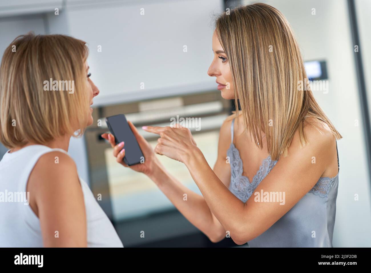 Two women arguing in kitchen hi-res stock photography and images - Alamy