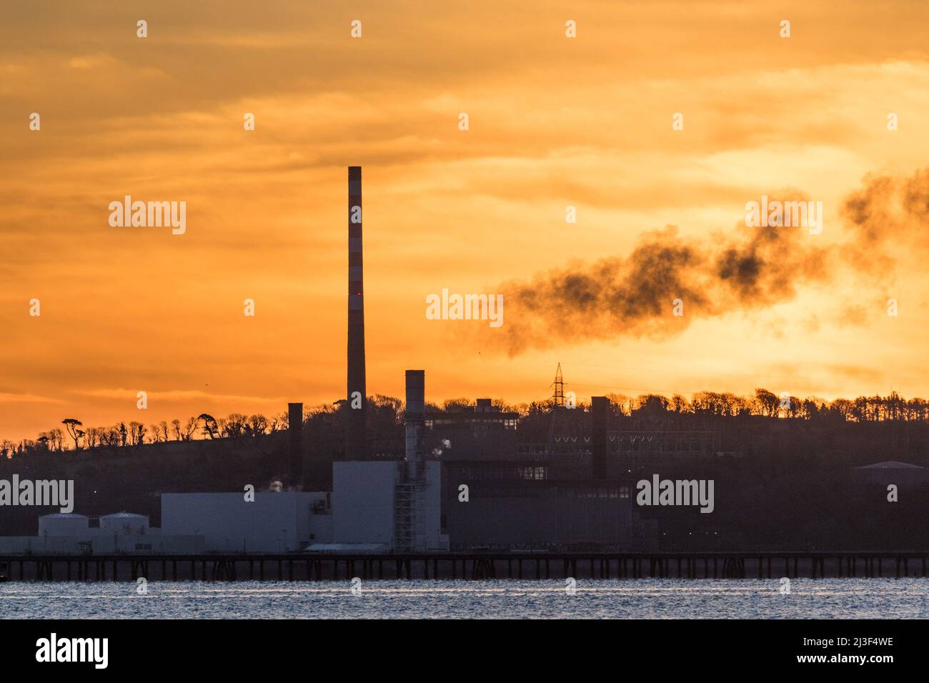 Aghada, Cork, Ireland. 08th April, 2022. - Dawn over the ESB generating station in Aghada, Co. Cork, Ireland. - Picture; David Creedon Stock Photo