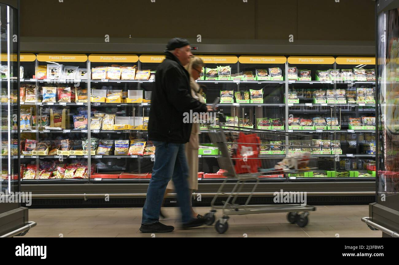 Frankfurt, Germany. 7th Apr, 2022. Consumers shop at a supermarket in Frankfurt, Germany, April 7, 2022. Consumer sentiment in Germany 'deteriorated massively' in April due to the Russia-Ukraine conflict, according to the Consumer Barometer published by the German Retail Federation (HDE) on Monday.TO GO WITH 'German consumer sentiment at historic low due to Russia-Ukraine conflict: survey' Credit: Lu Yang/Xinhua/Alamy Live News Stock Photo
