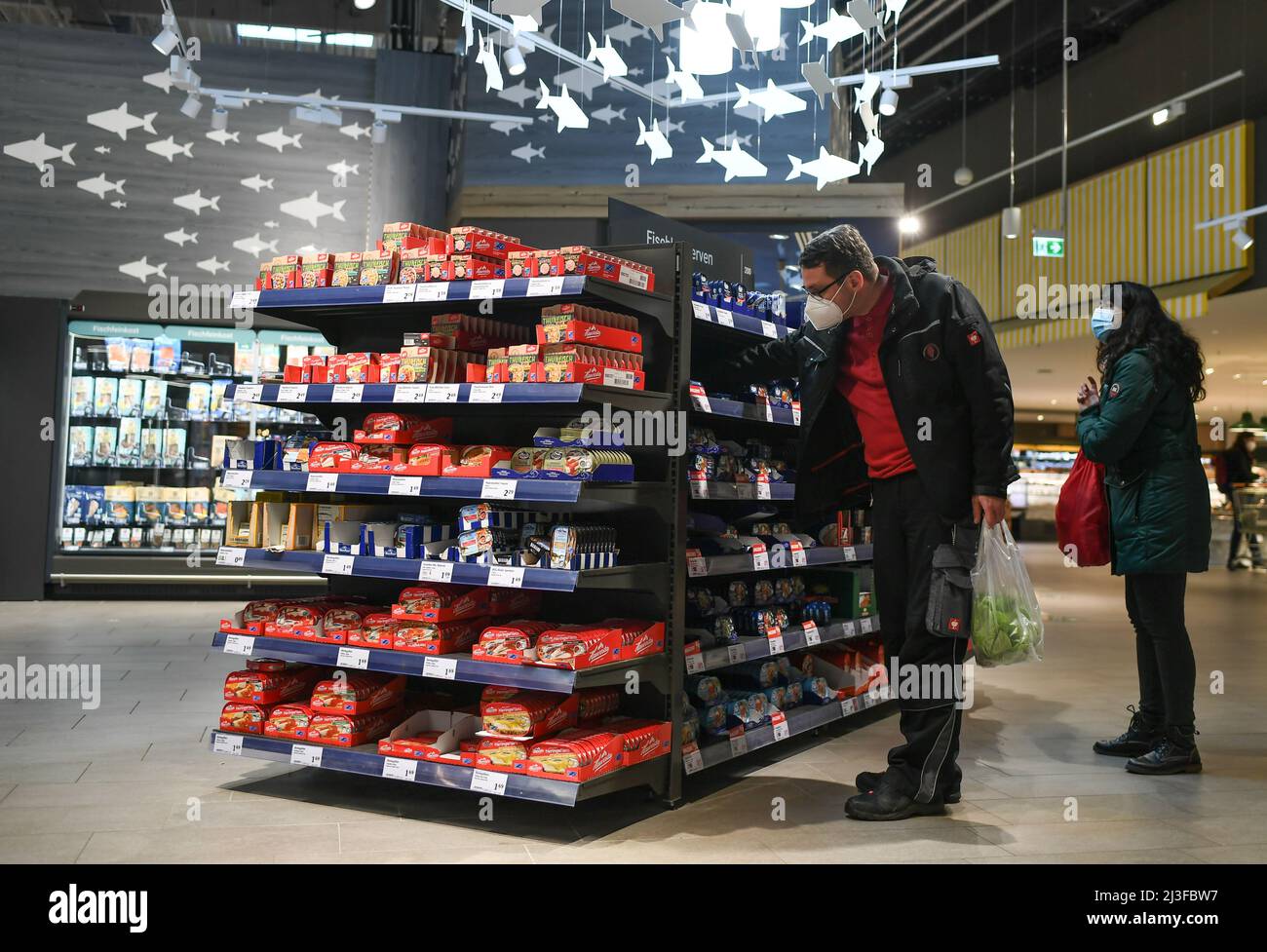 Frankfurt, Germany. 7th Apr, 2022. Consumers shop at a supermarket in Frankfurt, Germany, April 7, 2022. Consumer sentiment in Germany 'deteriorated massively' in April due to the Russia-Ukraine conflict, according to the Consumer Barometer published by the German Retail Federation (HDE) on Monday.TO GO WITH 'German consumer sentiment at historic low due to Russia-Ukraine conflict: survey' Credit: Lu Yang/Xinhua/Alamy Live News Stock Photo