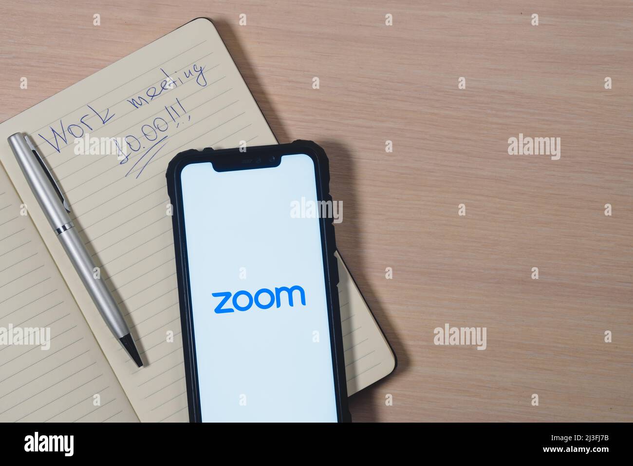 Ordinateur Portable Téléphone Portable Montrant Logo L'application Zoom  Cloud Meetings — Photo éditoriale © yalcinsonat1 #359668976