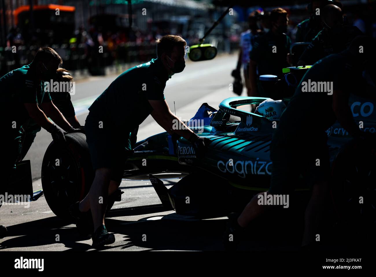 vettel-sebastian-ger-aston-martin-f1-team-amr22-action-pitlane