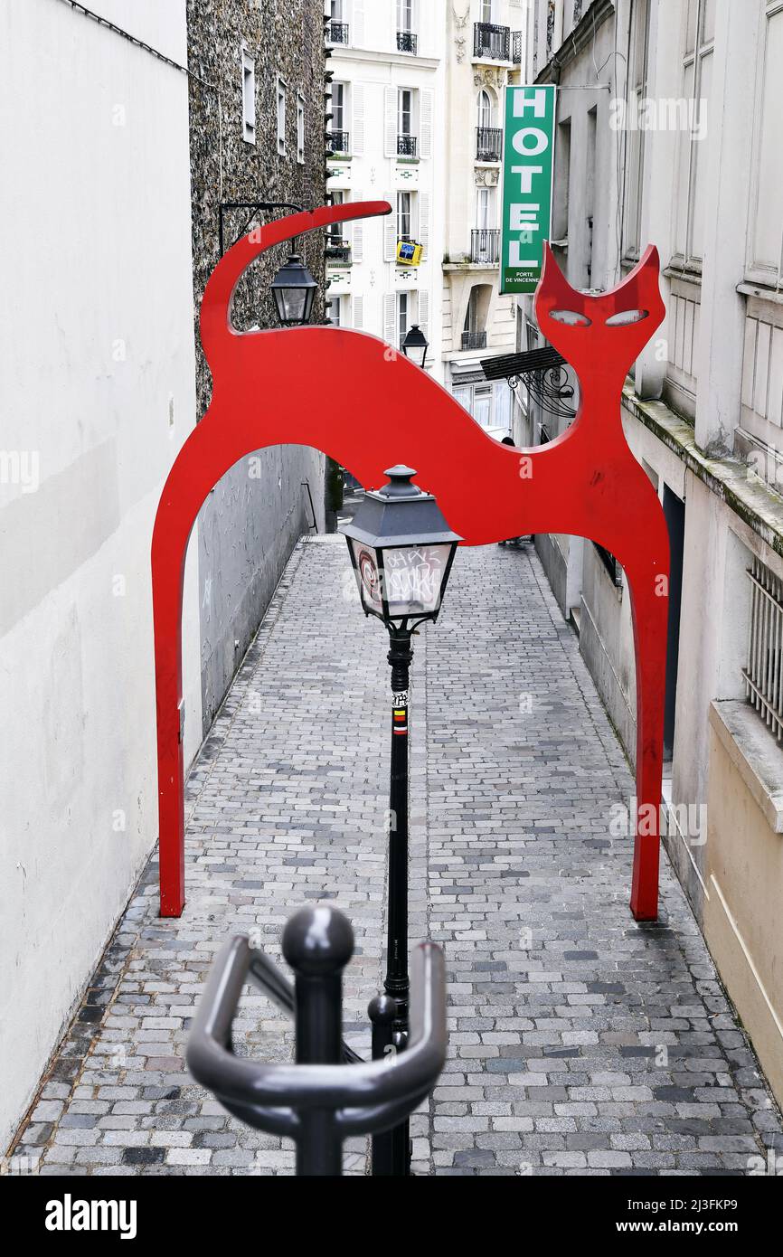 Cat Sculpure in a narrow street - Paris - France Stock Photo