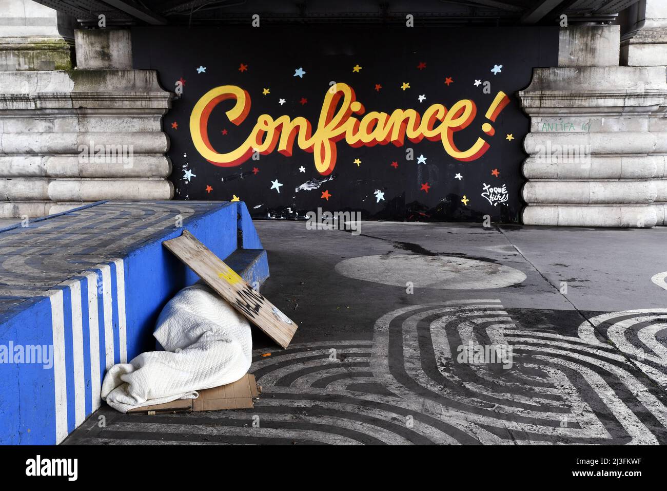 Homeless sleeping under aerial métro - Paris 18th - France Stock Photo