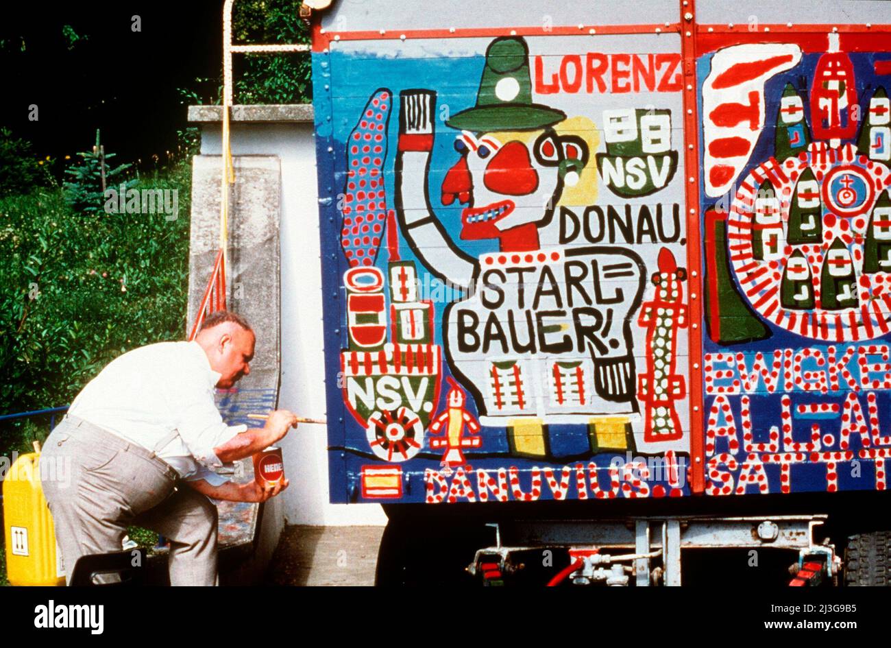 Der Maler, Zeichner, Bildhauer, Dichter, Sprachenerfinder, Fotograf und Aktionskünstler August Walla bemalt während der Vorbereitungen für das Andre Heller-Projekt 'Luna Luna' 1987 einen Wagen. [dpabilderarchiv] Stock Photo