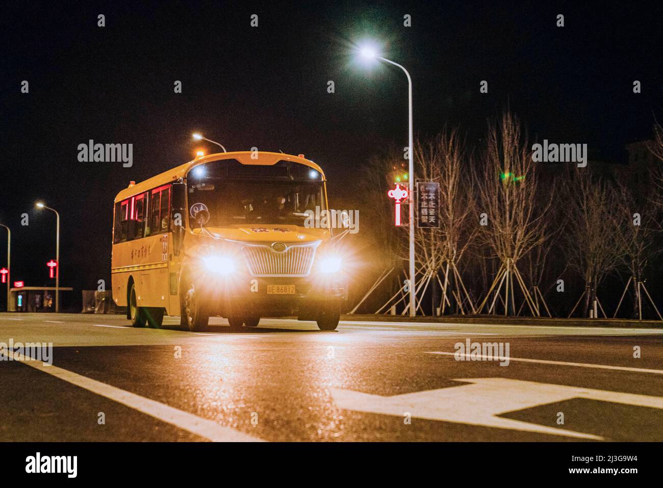 (220408) -- CHANGCHUN, April 8, 2022 (Xinhua) -- A school bus transporting supportive team members comes back from Changchun to Meihekou City, northeast China's Jilin Province, April 4, 2022. Some 5,000 supportive staff from Meihekou City who are aiding Changchun, one of the hardest-hit cities in China amid the latest virus resurgence, commute between the two cities every day in order to lessen boarding and lodging burdens on Changchun. The supportive team members, including medics, government officials and police officers, start off early morning and get back in late night, both by taking fer Stock Photo