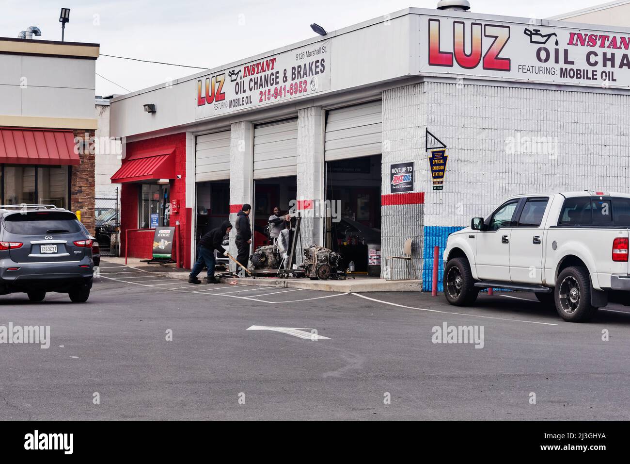 LUZ INSTANT OIL CHANGE & BRAKES, Philadelphia, USA Stock Photo Alamy