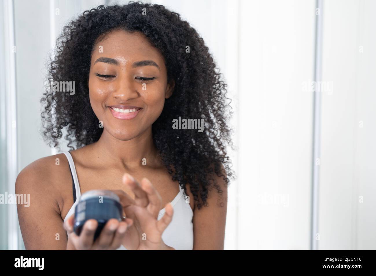 Applying make up black woman hi-res stock photography and images - Alamy