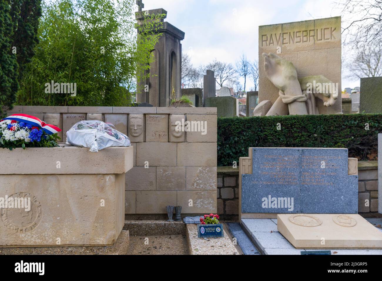 France, Paris, the Père-Lachaise cemetery in winter, Monument to the memory of the deported victims of the concentration and extermination camps, here Ravensbrück (1955); Monument to Captains Katz and Lebon, Colonels Dax and Fabien Stock Photo