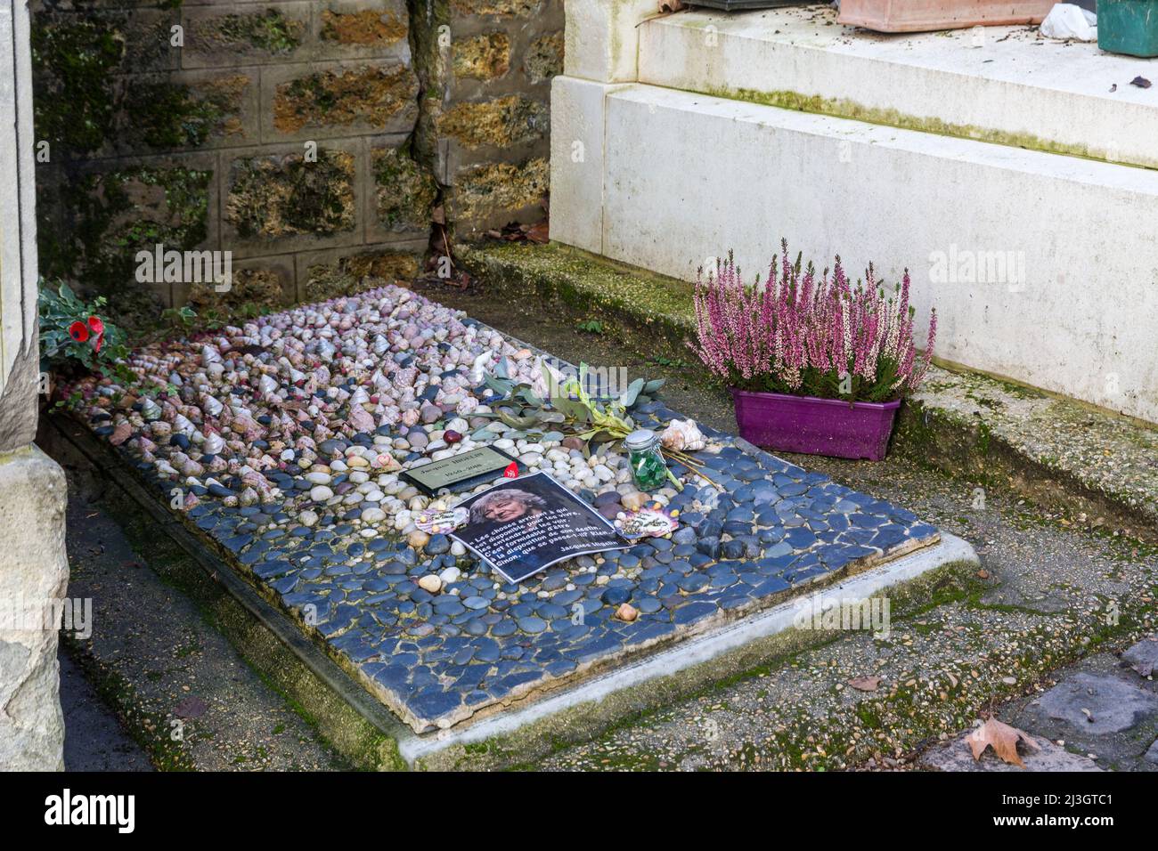 France, Paris, the Père-Lachaise cemetery in winter, tomb of Jacques  Higelin Stock Photo - Alamy