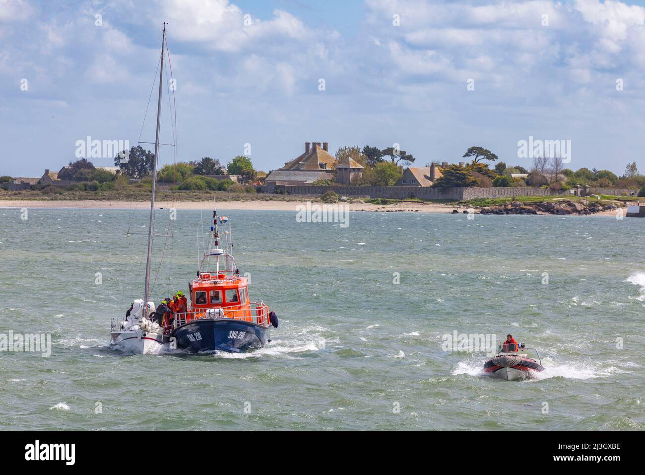 France, Manche, Cotentin, Saint-Vaast-la-Hougue, intervention of SNSM coast guards to help a sailing boat in difficulty in front of Tatihou island Stock Photo