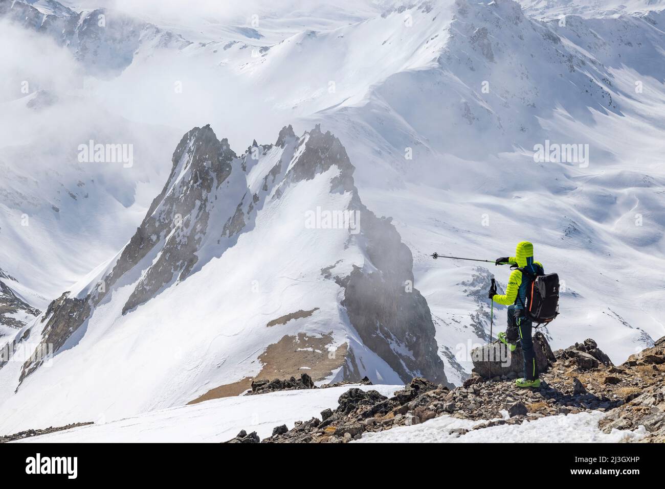 France, Hautes-Alpes, Névache, Raid in ski touring, from the summit of Mount Thabor (3178m), seen on the Pointe des Angelières Stock Photo