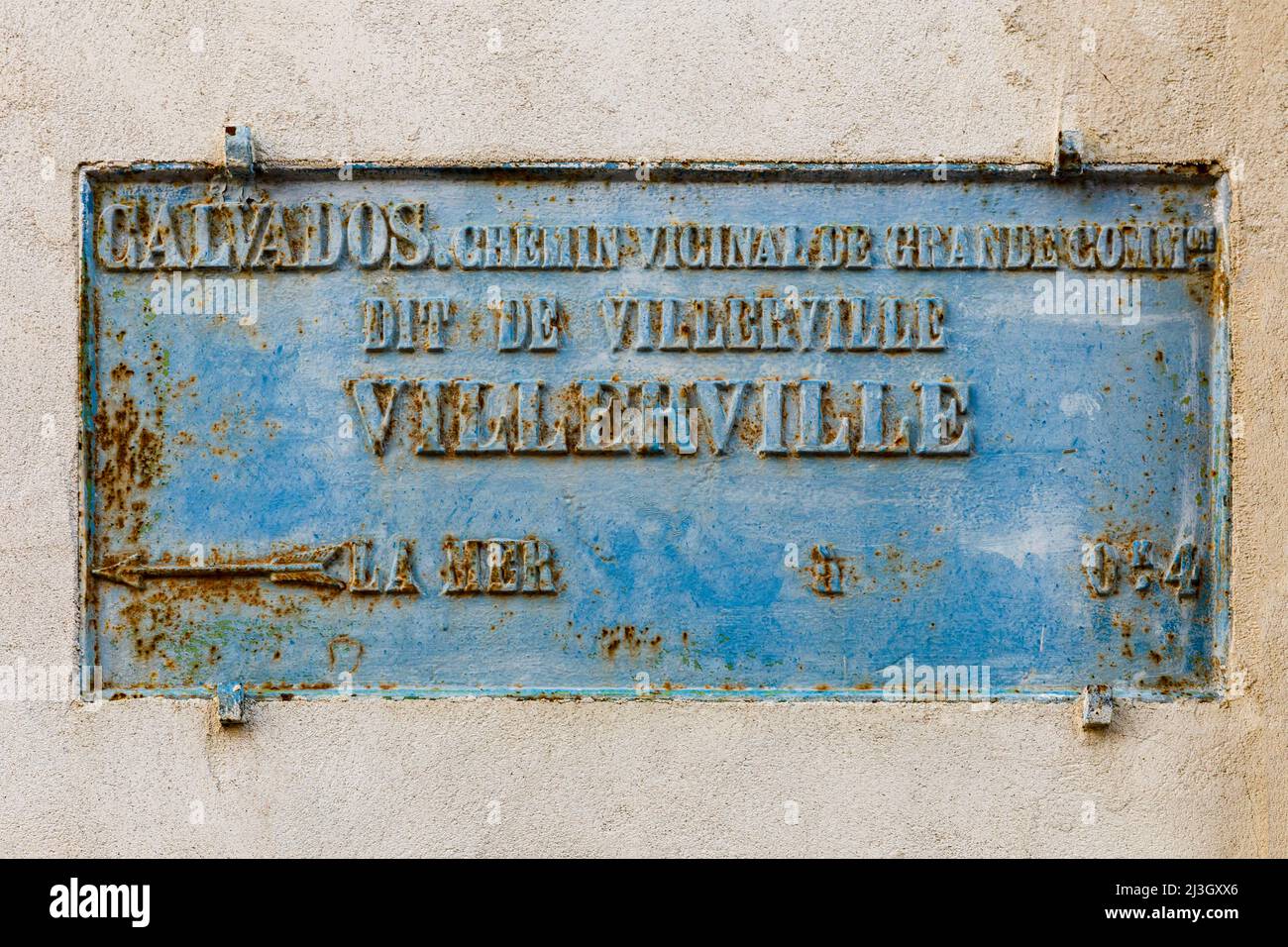 France, Calvados (14), Villerville, Rue du Maréchal Foch, cast iron signpost showing the direction of the sea Stock Photo