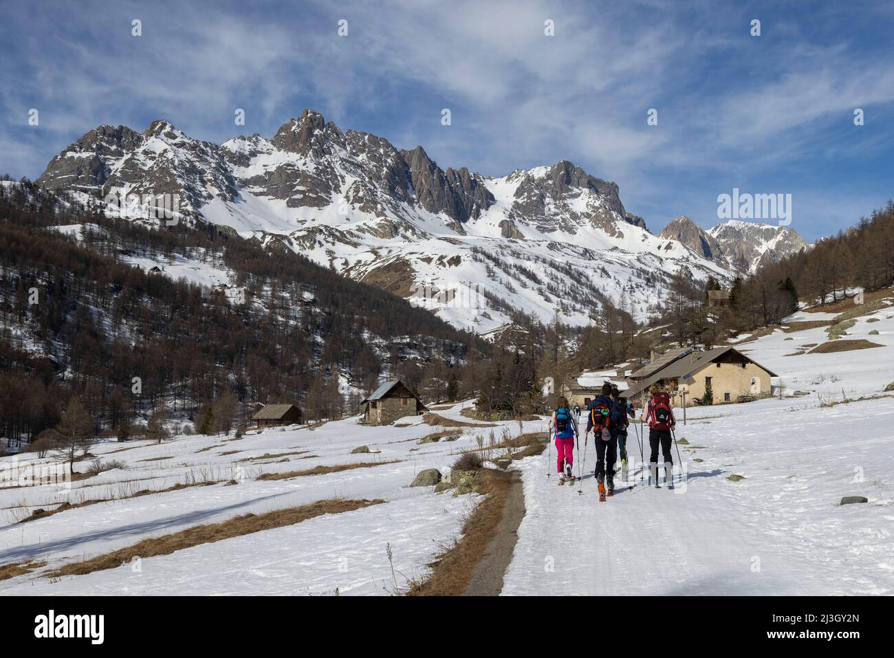 France, Hautes-Alpes, Névache, Ski touring raid, the Pointe des Cerces (3097m) and the Queyrellin ridge (2886m) Stock Photo
