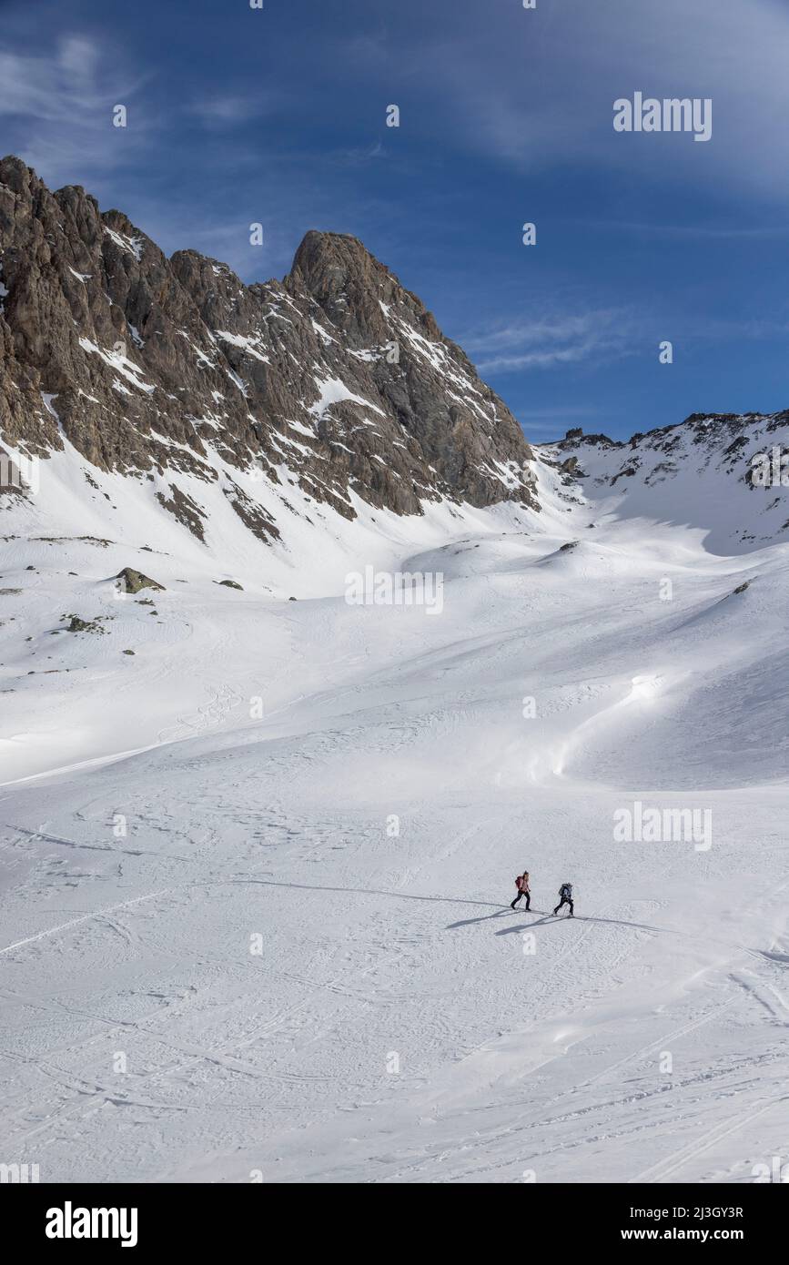 France, Hautes-Alpes, Névache, Ski touring raid, climbing to the Pointe du Demi (2817 m), the Raisin crests in the background Stock Photo